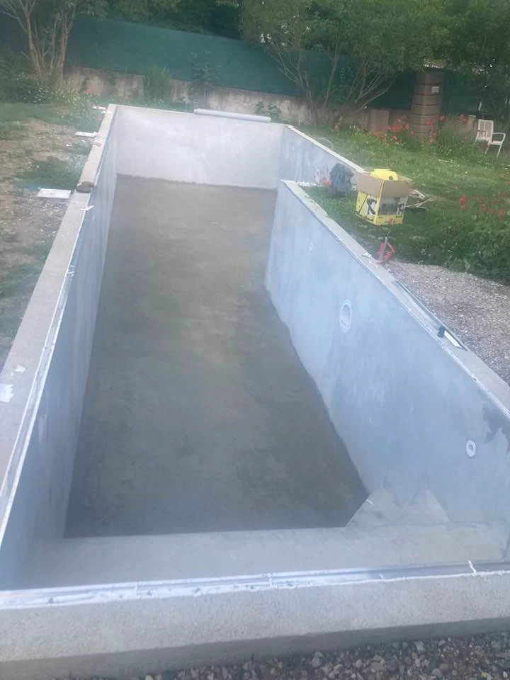Piscine rénovée avec plage extérieure